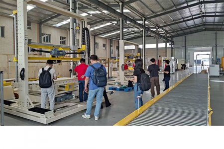 新能源客戶(hù)來(lái)司參觀(guān)