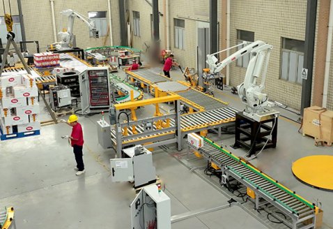 紙箱機(jī)器人碼垛在線纏繞包裝線